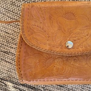 🌼 Vintage tooled saddle leather bag